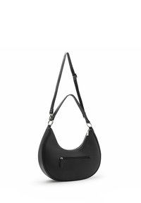 Borsa a tracolla in pelle nera con forma curva, dotata di tasca frontale con zip e tracolla regolabile. Texture liscia e accenti in hardware argentato.