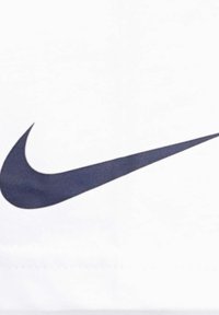 Logo Nike swoosh nero su sfondo di tessuto bianco, centrato e leggermente curvato.