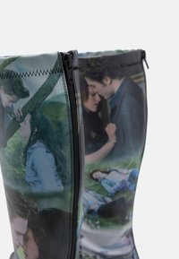 Holenní zipové gumové boty s lesklým povrchem, které mají smíšený potisk romantických scén v tlumených barvách a jemných texturních vzorech.