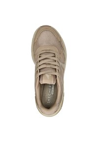 Beige Skechers sneaker met een bovenwerk van mesh, een gewatteerde kraag en veters. Heeft een gevoerde binnenzool en een gestructureerde rubberen buitenzool.