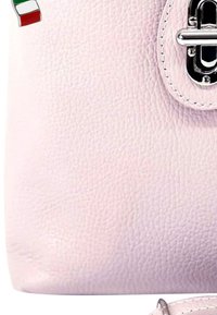 Roze leren handtas met een gestructureerde afwerking, voorzien van een zilveren sluiting en een accent van de Italiaanse vlag. Inclusief een los hengsel.