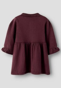 Robe en tricot marron avec manches courtes à volants, encolure arrondie et jupe plissée. Texture douce, vue de dos.