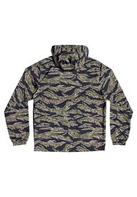 Lekka kurtka z wzorem moro w odcieniach zieleni i brązu, z kapturem i elastycznymi mankietami, wykonana z wodoodpornego materiału.