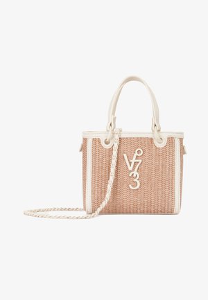 Kleine rechthoekige geweven strohandtas met witte leren afwerking, dubbele handvatten, gevlochten schouderriem en decoratief "vf 3" embleem aan de voorkant.