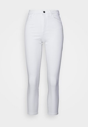 Hvide højtaljede skinny jeans med knap og lynlås foran, forlommer og bæltestropper, vist på en neutral baggrund.