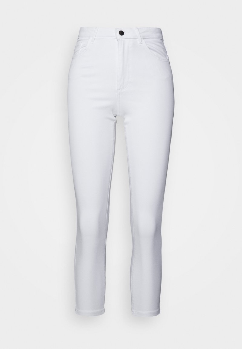 Jean skinny blanc taille haute avec fermeture bouton et zip à l'avant, poches avant et passants de ceinture, présenté sur un fond neutre.