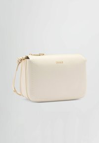 Borsa a tracolla in finta pelle beige con forma rettangolare, hardware dorato e profilo sottile. Presenta una chiusura con zip e una tracolla regolabile.