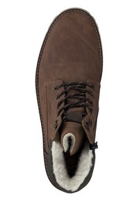 Botas de cuero marrón hasta el tobillo con un acabado texturizado, diseño con cordones y forro de pelaje. Incluye una cremallera lateral y costuras en contraste.