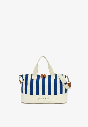 Sac de sport à rayures bleues et blanches avec deux poignées et une bandoulière amovible, équipé d'une fermeture éclair avec tirette en cuir marron.