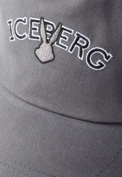 Casquette grise avec texte blanc brodé "ICEBERG" et un petit motif brodé représentant une tête de lapin entre les lettres E et R.