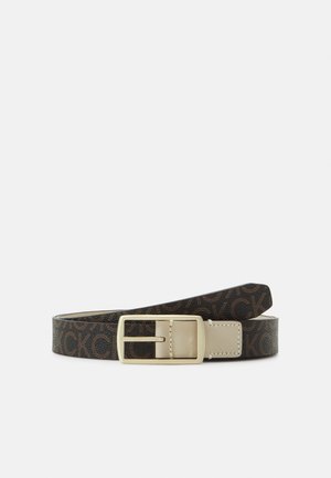 Ceinture marron foncé avec motif répétitif "CK" marron clair et boucle métallique rectangulaire dorée sur fond uni.