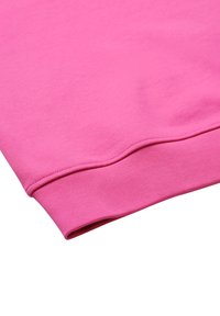 Růžová látka mikiny s hladkým povrchem, která má žebrované manžety a jednoduchý design. Spodní lem má jemný detail švu.