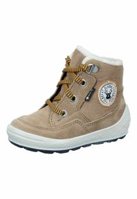 Beige Wildleder-Ankle-Boots mit weißem Kunstfellkragen, gelben und schwarzen Schnürsenkeln sowie einem runden Logo-Patch. Verfügt über eine strukturierte Gummisohle und metallische Ösen.