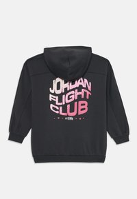 Sötét szürke kapucnis pulóver, amelyen nagy rózsaszín és fehér grafika található, rajta a "JORDAN FLIGHT CLUB" felirattal a hátán, bordás mandzsettákkal és alsó résszel.