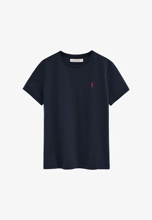T-shirt bleu marine à manches courtes avec col rond et petit logo rouge d'un joueur de polo sur la poitrine gauche.