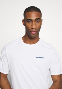 Patagonia DAILY GRAPHIC SHIRT - T-shirt desportiva - white