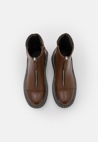 ONLY SHOES ONLBOSSI FRONT ZIP BOOT - Botas de tornozelo com plataforma - brown