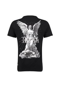 Camiseta negra de algodón con un estampado gráfico blanco de un ángel con alas y el texto "NO CONFÍES EN NADIE" debajo, elementos de diseño texturizados.