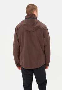 Lichtbruin jack met een capuchon, elastische manchetten en een gladde textuur, met een eenvoudig ontwerp en een ontspannen pasvorm.