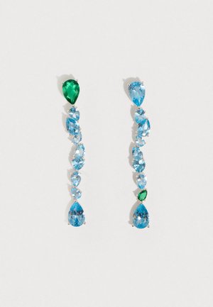 Brincos pendentes com pedras preciosas azuis e verdes em várias formas de pêra, montados em prata. Acabamento liso e brilhante com design em cascata.