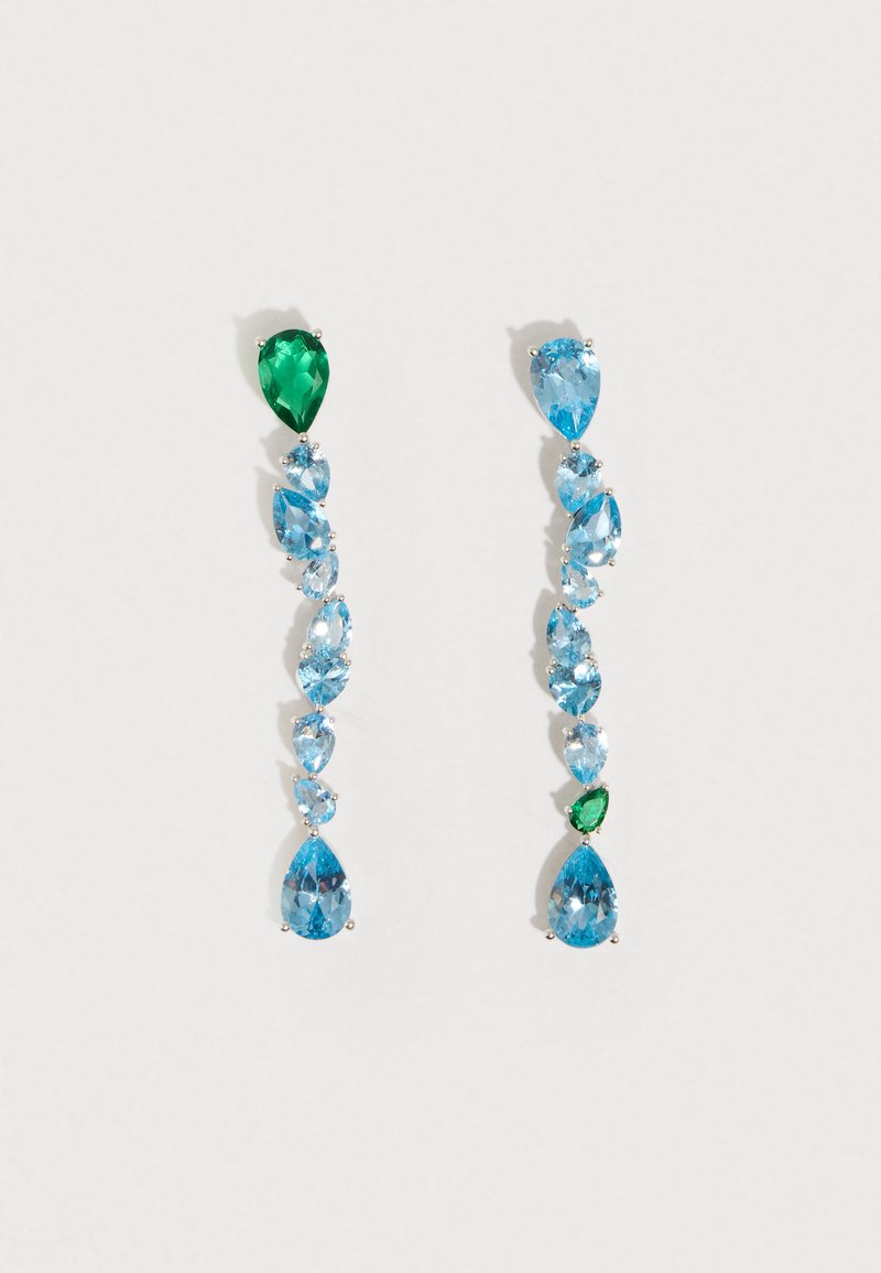 Brincos pendentes com pedras preciosas azuis e verdes em várias formas de pêra, montados em prata. Acabamento liso e brilhante com design em cascata.