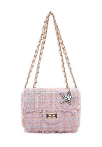 Bolso de mano de tweed en rosa y azul con una correa de cadena dorada, que presenta un acento de estrella de strass y un cierre de solapa con un broche de metal.