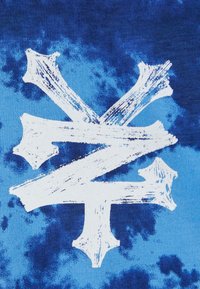 Blå tie-dye tekstil har et stort, hvitt, abstrakt design som ligner på kryssede piler med teksturerte penselstrøk.