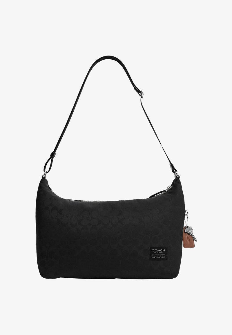 Crna ramena torba Coach s diskretnim monogram uzorkom, podesivim remenom, zatvaračem i malim kožnim privjescima za ključeve.