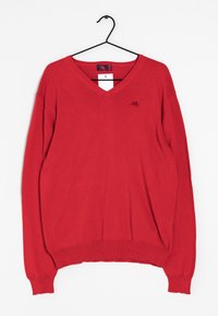 Pull rouge à col en V avec des manches longues, des poignets et un ourlet côtelés, et un logo brodé sur le côté gauche de la poitrine. Fabriqué en matériau doux et lisse.