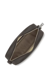 Pochette in pelle marrone, forma ovale, con zip in metallo e dettagli in metallo. L'interno presenta un rivestimento in tessuto neutro.