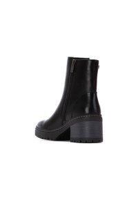 Bota de tobillo negro de cuero con cremallera lateral, tacón texturizado y suela de plataforma pronunciada. Presenta un acabado suave y una construcción resistente.