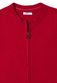 Sudadera roja con cremallera y cuello de canalé, con una textura de punto compacto y una cremallera negra en contraste. La etiqueta dice "CECIL."
