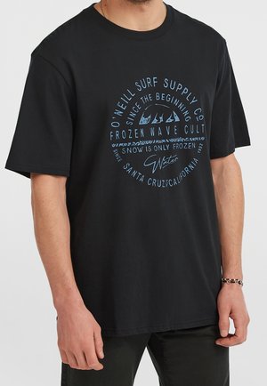 Czarny t-shirt z niebieskim okrągłym tekstem i grafikami fal z napisem "O'Neill Surf Supply Co, Frozen Wave Cult, Santa Cruz California."