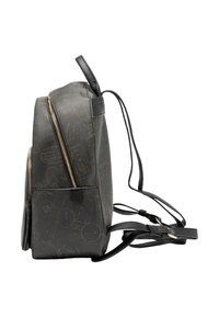 Zaino in ecopelle nera con cerniere dorate, design strutturato, texture liscia e motivo dettagliato in rilievo sulla superficie.