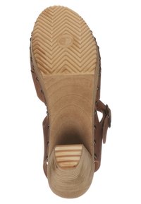 Sabot en bois brun avec une semelle texturée, doté d'une tige en cuir lisse et de clous en métal sur le côté. Design de talon légèrement surélevé.