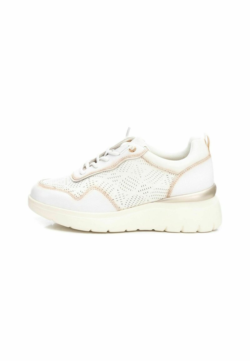 Sneaker bianca con tomaia in tessuto perforato, accenti metallici e suola chunky bianca. Presenta punta arrotondata e design con lacci.