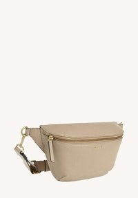 Sac banane en cuir beige avec une poche zippée à l'avant, une finition texturée et des accessoires en métal doré. Sangle réglable pour un port confortable.