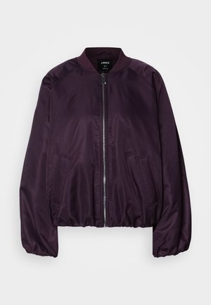Jaqueta bomber roxa com uma textura lisa e brilhante. Apresenta um fecho frontal, colarinho canelado e bolsos laterais. Ajuste descontraído, punhos franzidos.