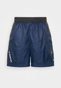 Shorts de sport bleu marine avec une ceinture élastique noire, des poches latérales et des accents de logo blancs. Fabriqués en tissu léger et texturé.