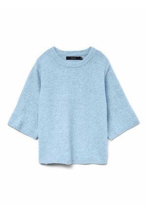 Světle modrý oversized svetr vyrobený z měkkého pleteného materiálu. Má kulatý výstřih a krátké široké rukávy s žebrovanými manžetami.