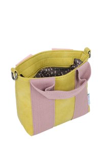 Borsa multicolore con un esterno giallo liscio e morbidi accenti in tela rosa. L'interno ha una fodera marrone scuro con motivi rosa chiaro.