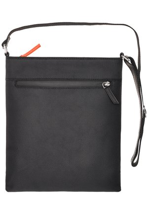 Borsa a spalla in tessuto nero con una finitura testurizzata, presenta una tasca frontale con zip e una tracolla. Include un'etichetta di accento arancione brillante.