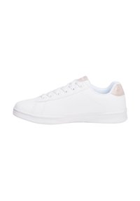 Sneaker bianca realizzata in materiale sintetico, con una finitura liscia, punta rotonda e un accento rosa texturizzato sul tallone. Sei passanti per i lacci.