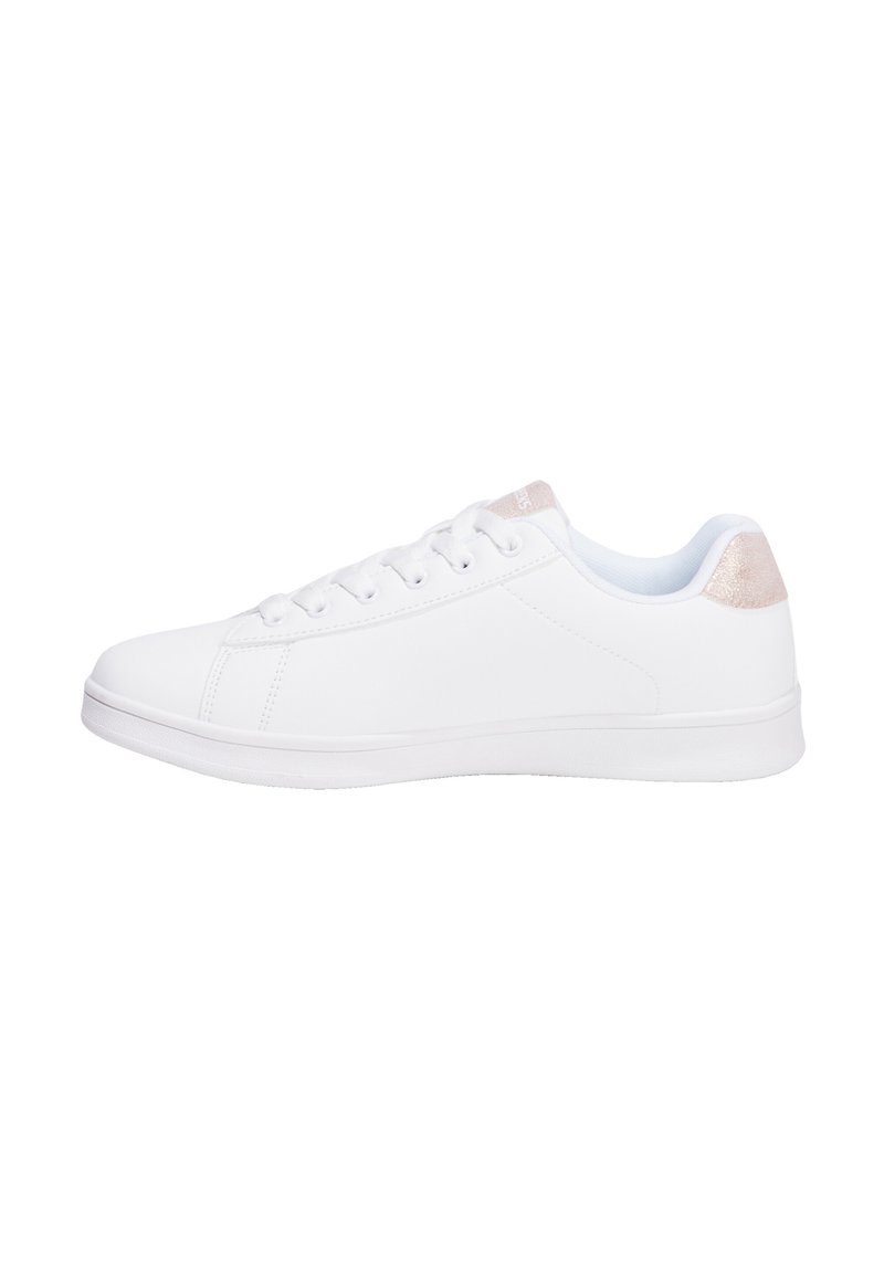 Sneaker bianca realizzata in materiale sintetico, con una finitura liscia, punta rotonda e un accento rosa texturizzato sul tallone. Sei passanti per i lacci.