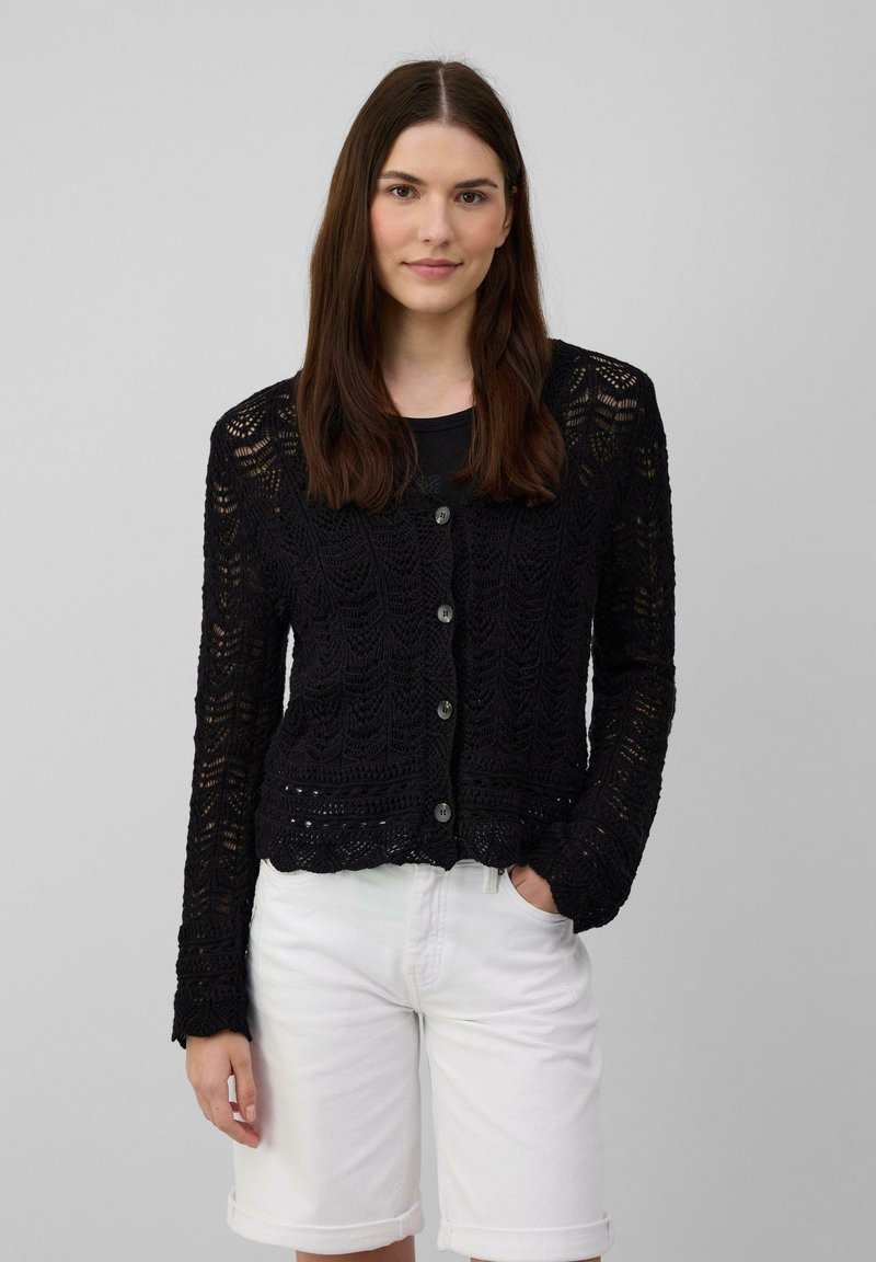 Zwarte gebreide cardigan met een textuur van kantpatroon, voorzien van een ronde halslijn, knoopsluiting en lange mouwen, gedragen over een zwarte top.