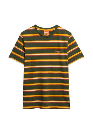 T-shirt vert à manches courtes avec des rayures horizontales jaunes, blanches et brunes. Il présente un petit logo "SuperDry" sur la poitrine. Tissu doux.