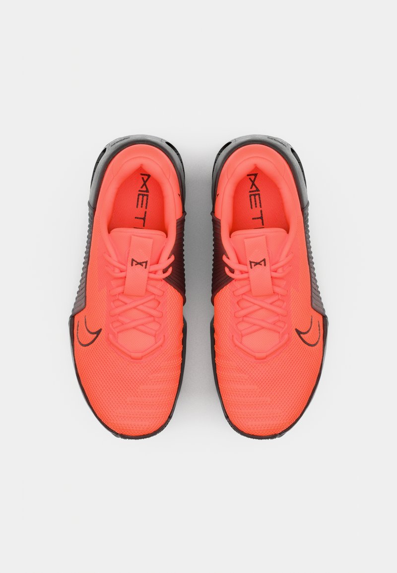 Sneakers in rete corallo brillante con dettagli neri, dotati di un design con lacci, parte superiore testurizzata e dettagli del logo sui lati.