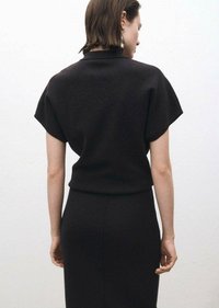 Svart stickad tvådelad outfit med en kortärmad topp med hög krage och en figursydd kjol som når knäna. Slät textur, minimalistisk design.