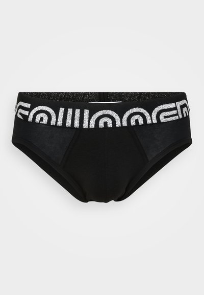 Sort brief med en horisontal elastisk talje med sølvfarvet logo tekst. Fremstillet af glat stof med en klassisk skæring og uden yderligere mønstre.