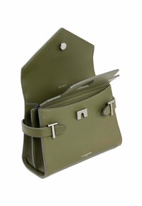 Borsa rettangolare in pelle verde oliva con texture liscia, con accessori in metallo, chiusura a borchie e due cinghie laterali. Dotata di numerose fessure per carte all'interno.